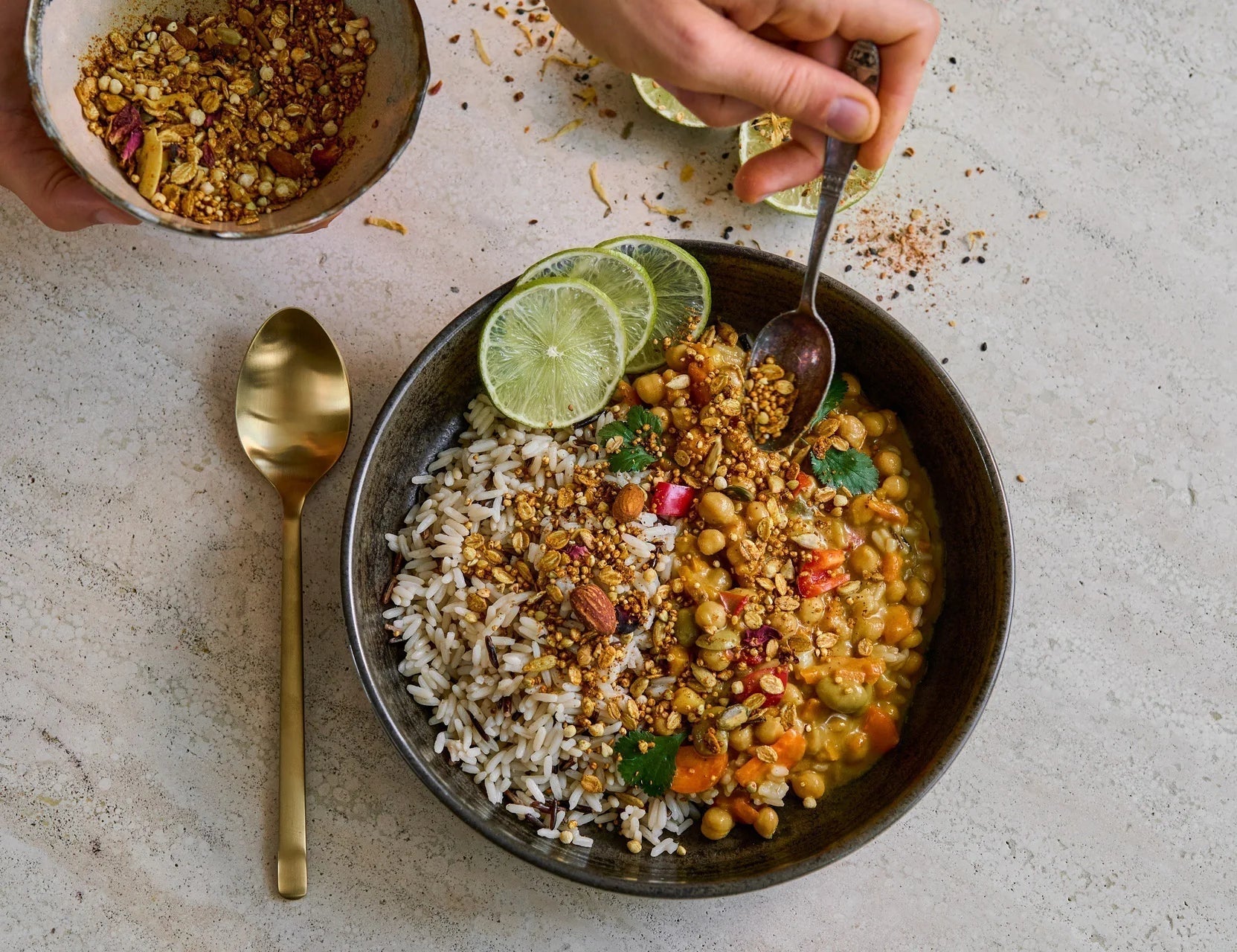 Kichererbsen-Dal mit Reis & Curryblüte