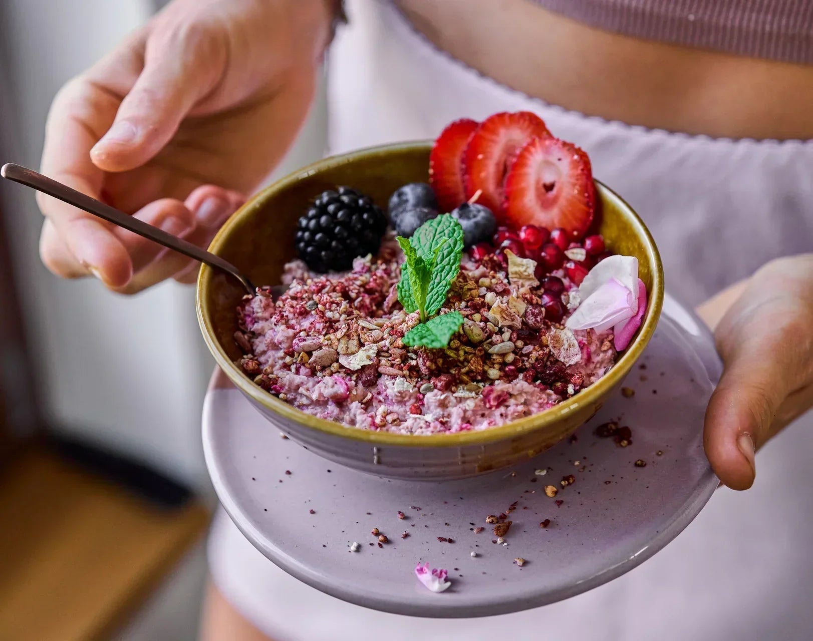 Beerenporridge mit Rosentanz
