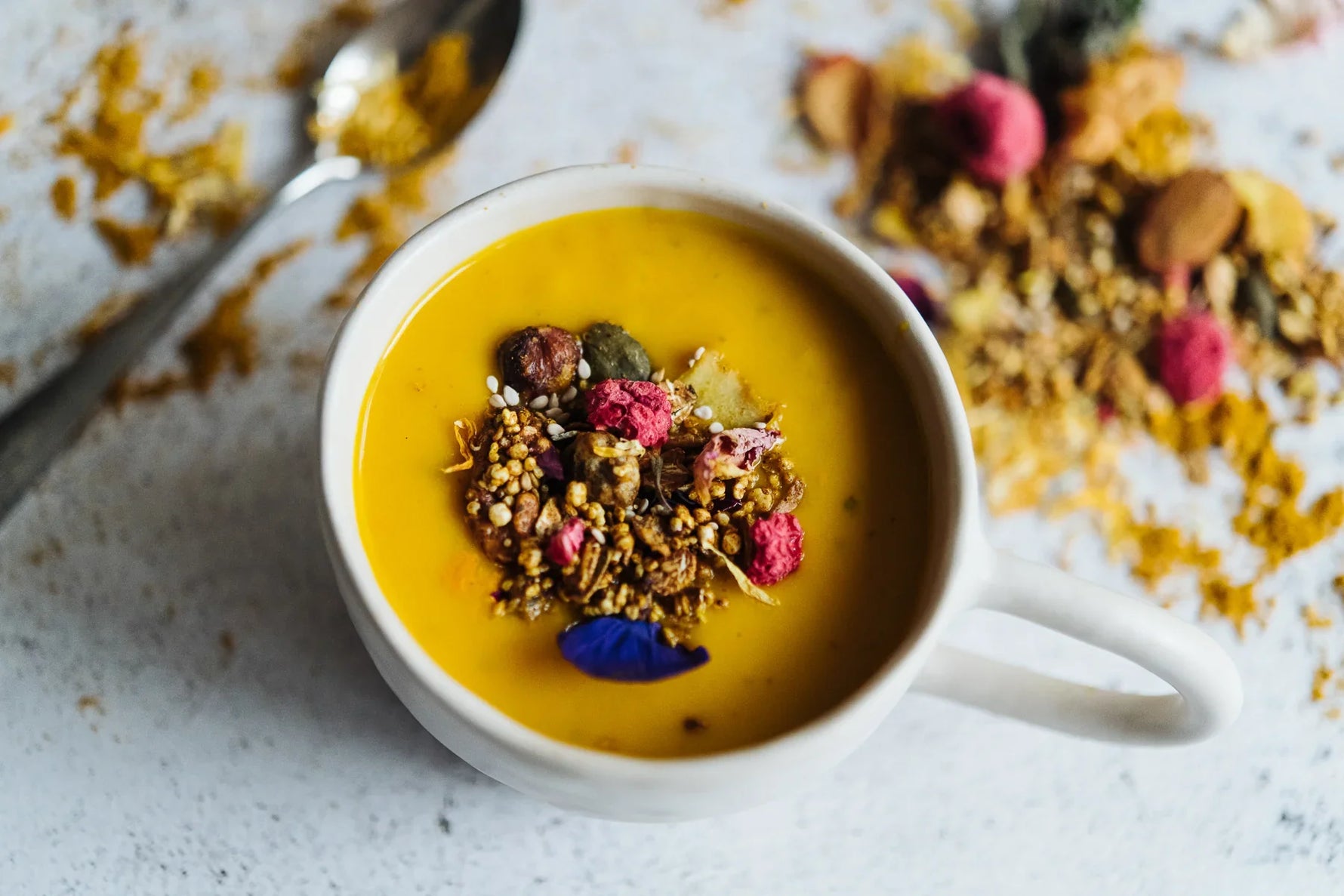 Süßkartoffel-Suppe mit Granatapfel, Dattel-Champignons & Beerenmut