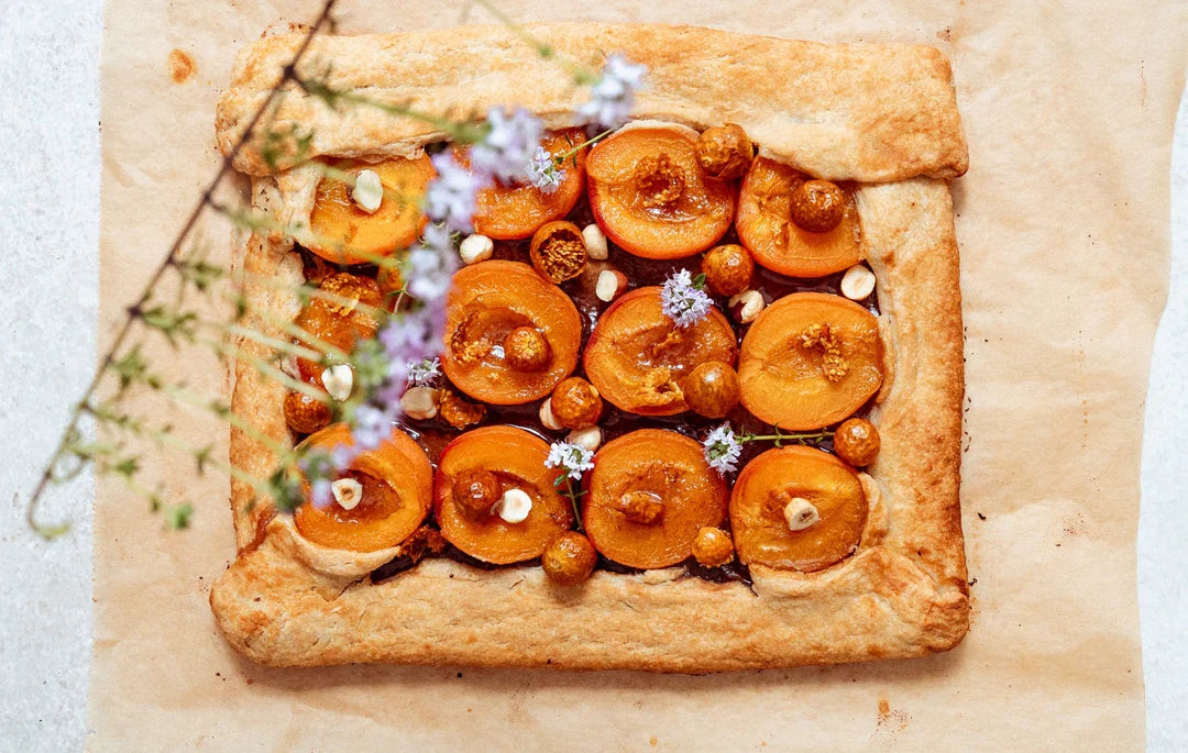 Aprikosen Galette mit Gepuffter Physalis, gerösteten Haselnusskernen und Thymianblüten
