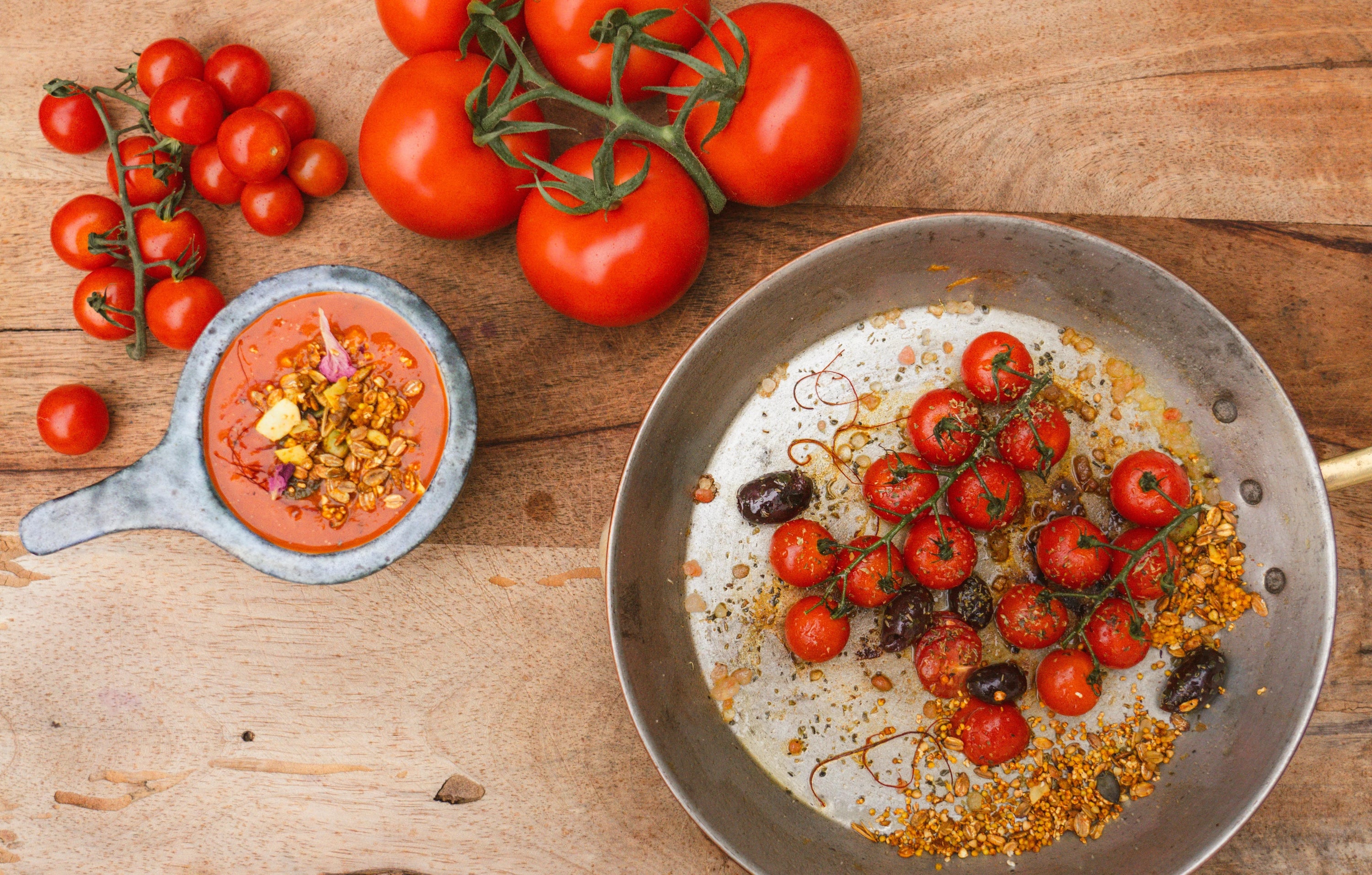 Tomaten-Safran-Suppe mit Curryblüte