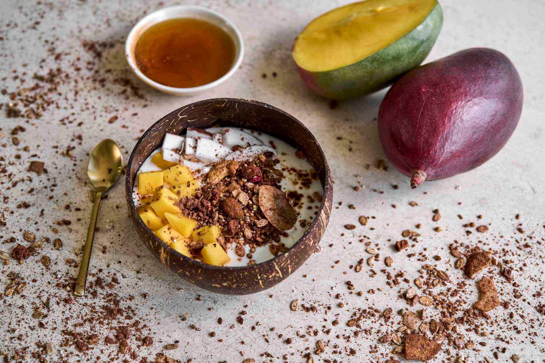 Kokosjoghurt-Bowl mit Mango, Kokos & Kakaokuss
