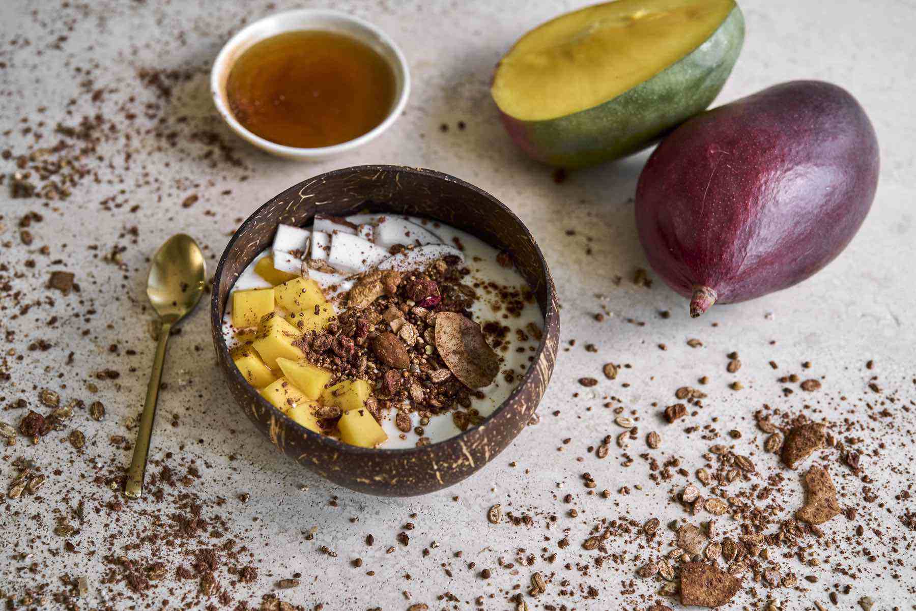 Kokosjoghurt-Bowl mit Mango, Kokos & Kakaokuss