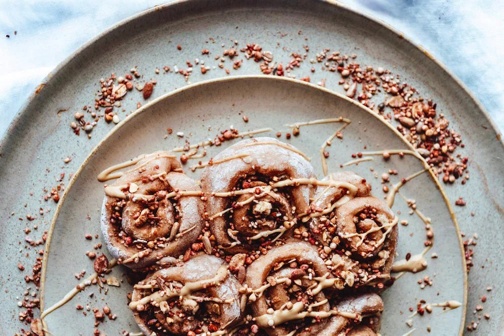Saftige, fluffige Zimtschnecken mit Mandelmus und Rosentanz
